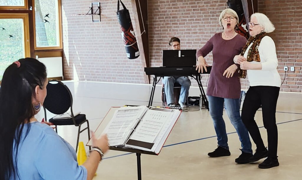 Proben zur Musical-Revue "Die Künstler WG am Großensee"
